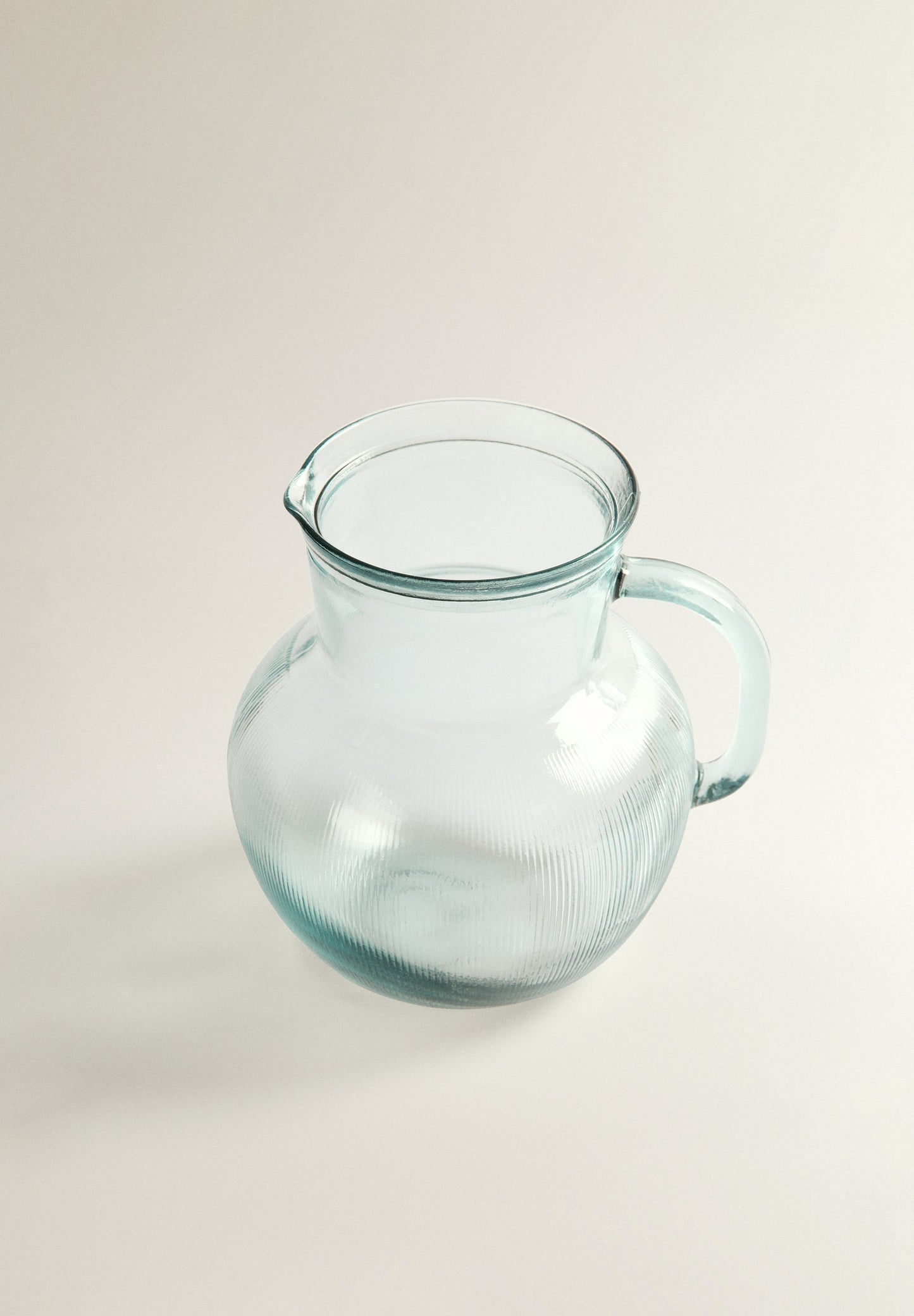 CARAFE VERRE LIGNES POIGNÉE