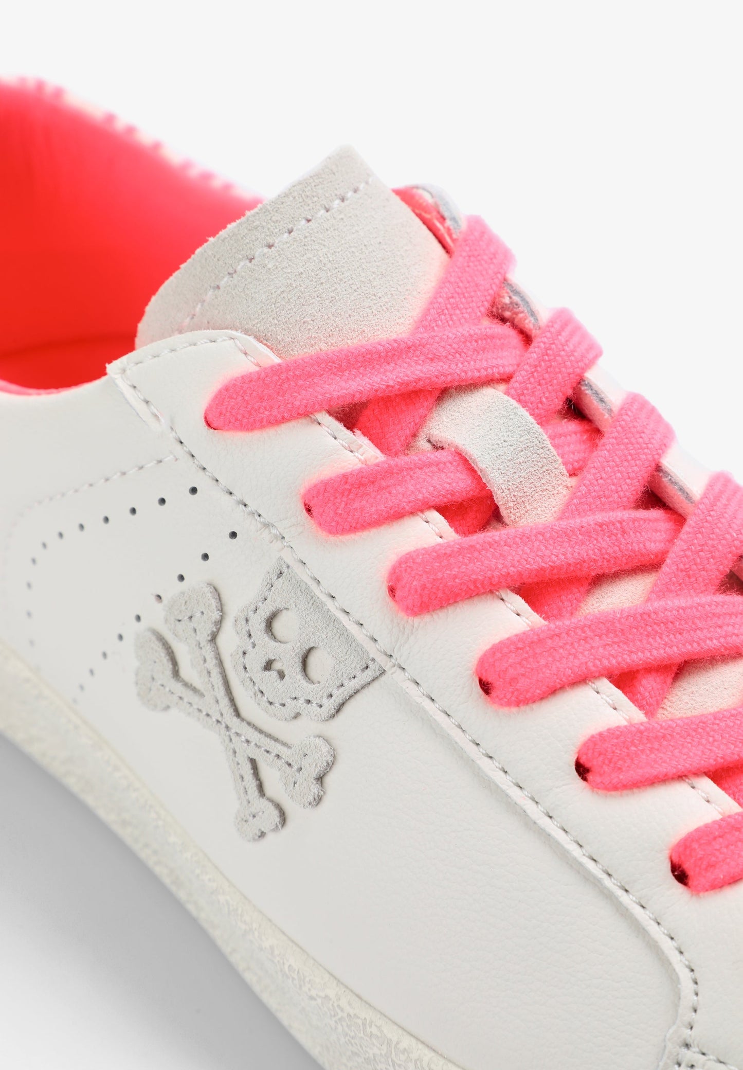 PINK SNEAKERS DÉTAIL