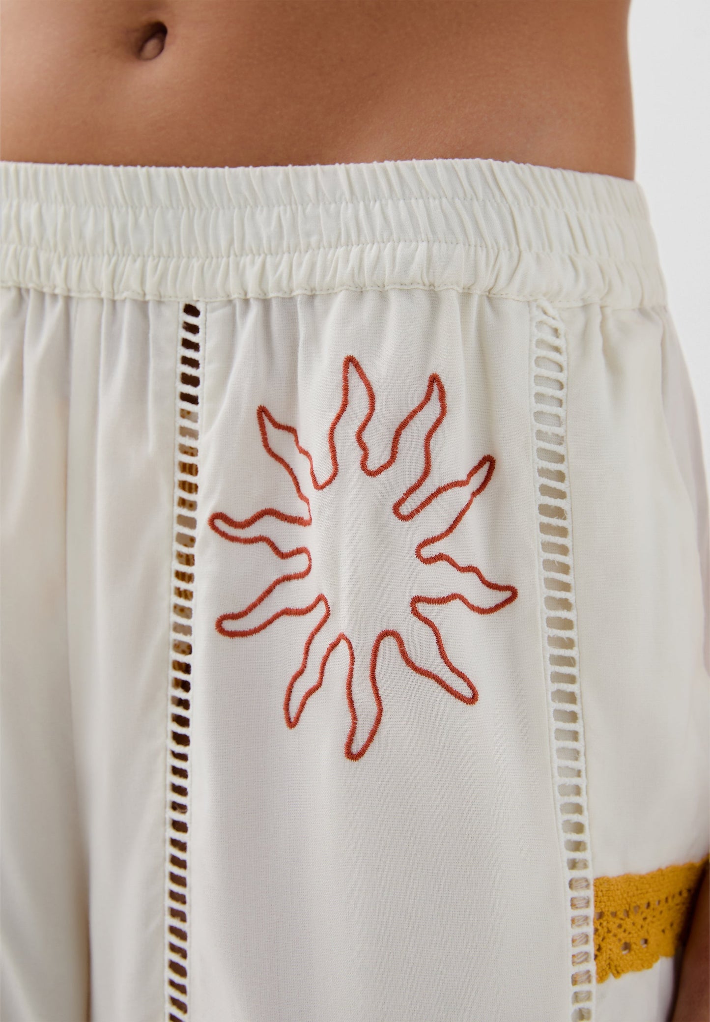 PANTALON RELAXED BRODÉ