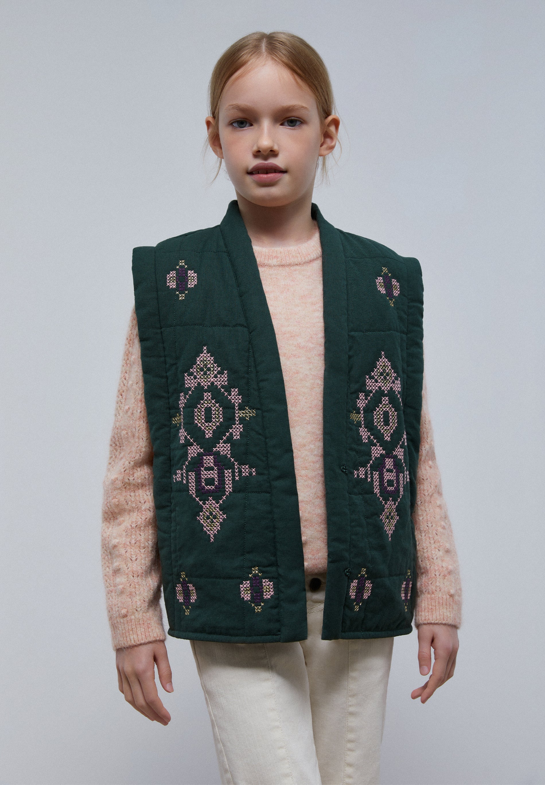 VESTE SANS MANCHES MATELASSÉE DÉTAILS BRODÉS