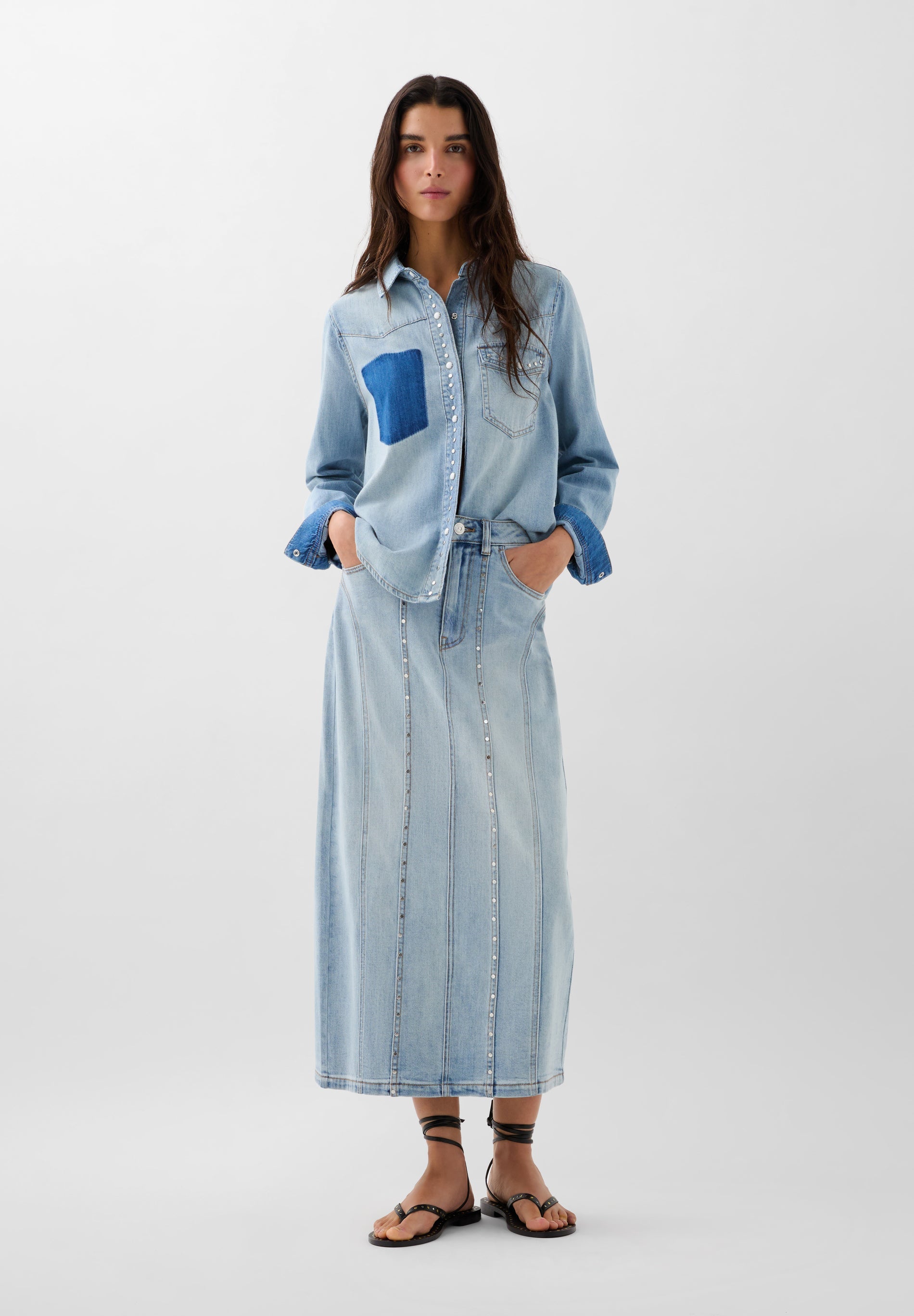JUPE DENIM CLOUS POCHE CONTRASTANTE