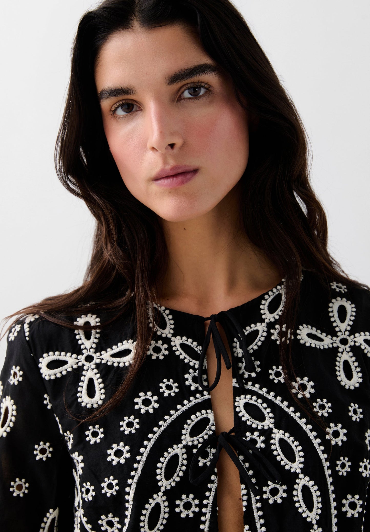 CHEMISE BRODERIES CONTRASTANTES