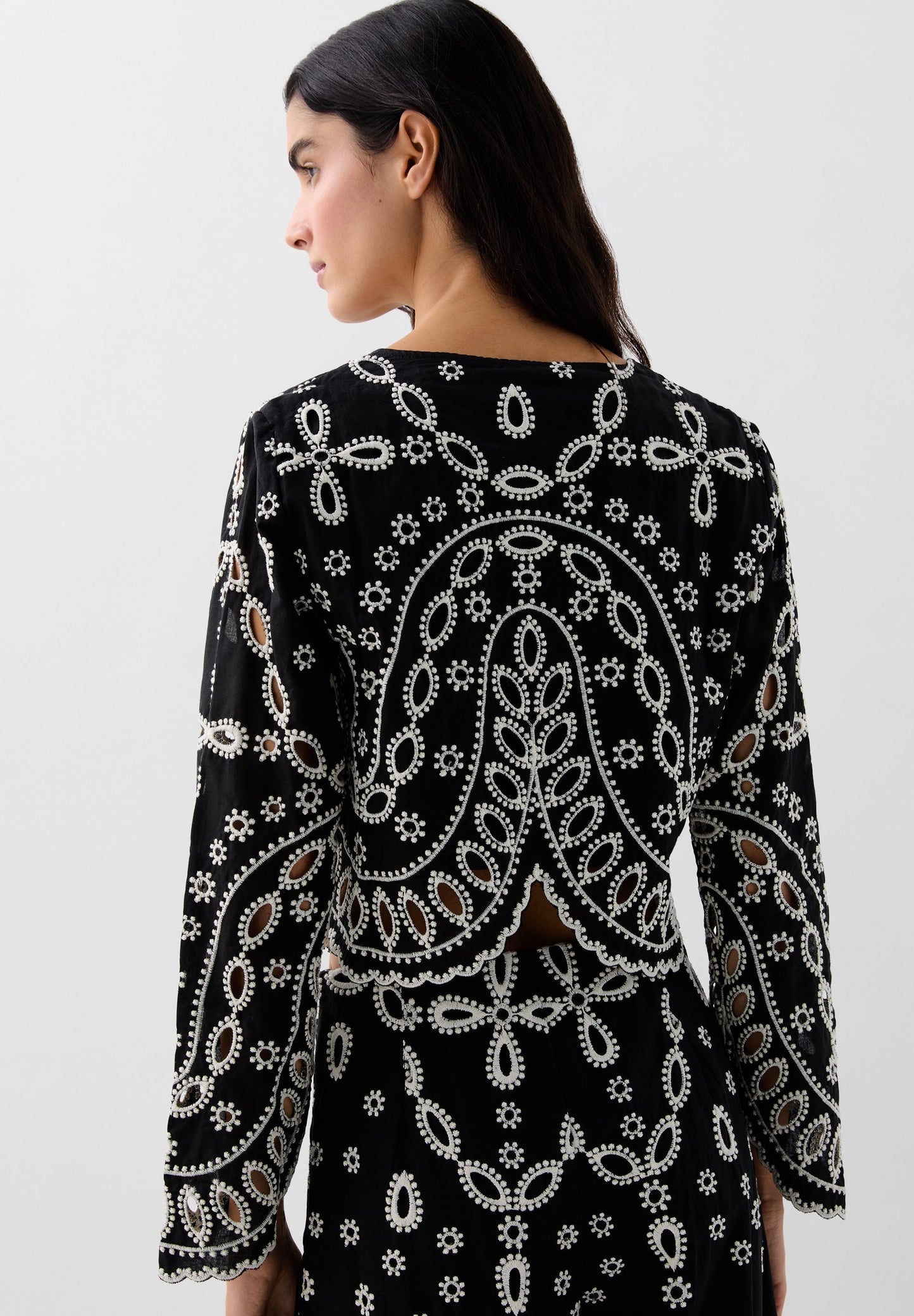 CHEMISE BRODERIES CONTRASTANTES