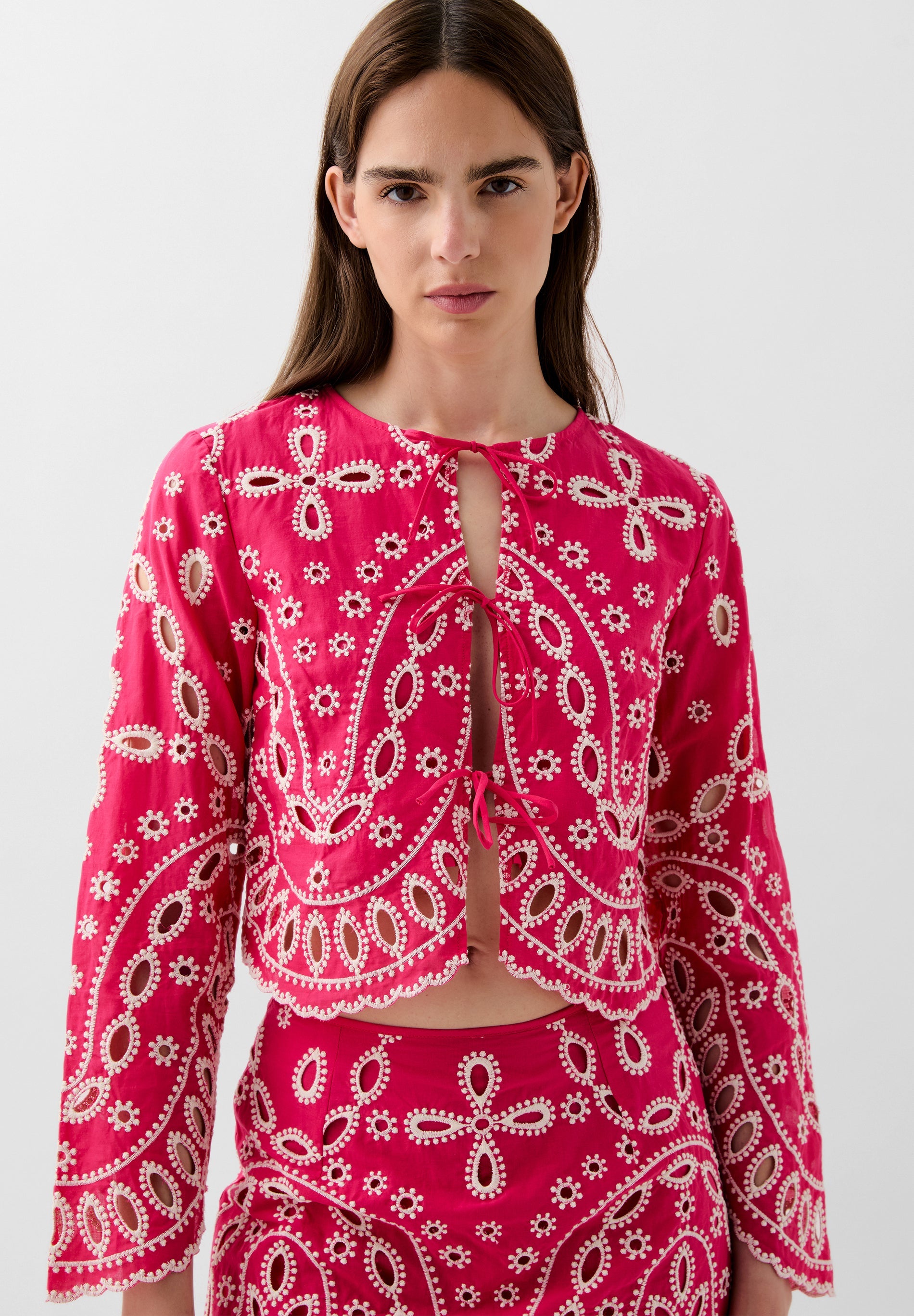 CHEMISE BRODERIES CONTRASTANTES