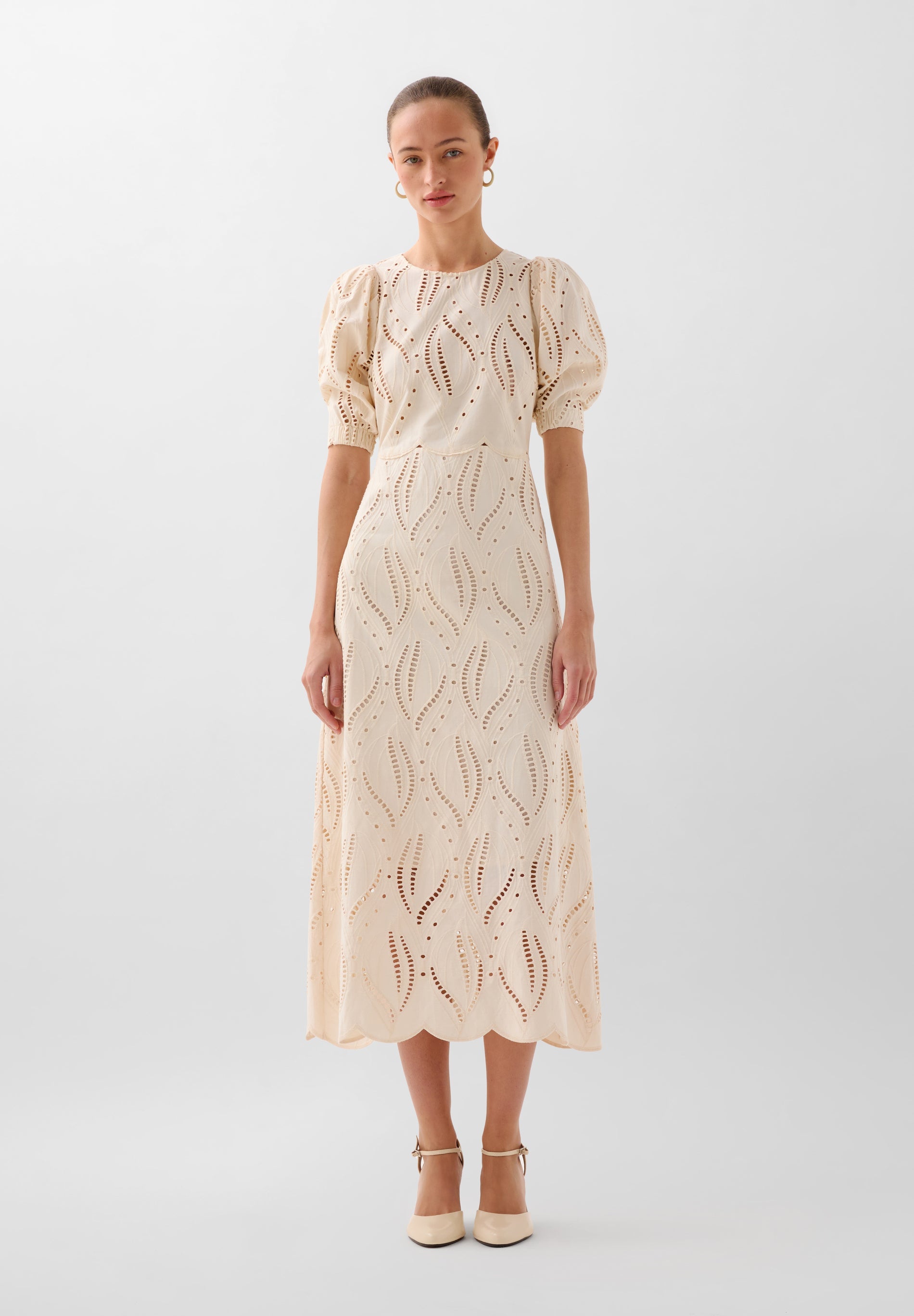 ROBE BRODÉE MANCHES BOUFFANTES