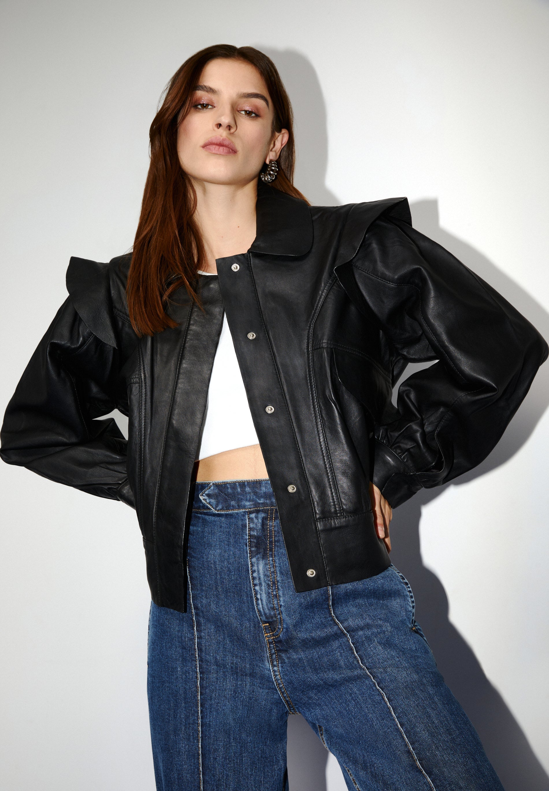 VESTE EN CUIR AVEC VOLANT À L’ÉPAULE