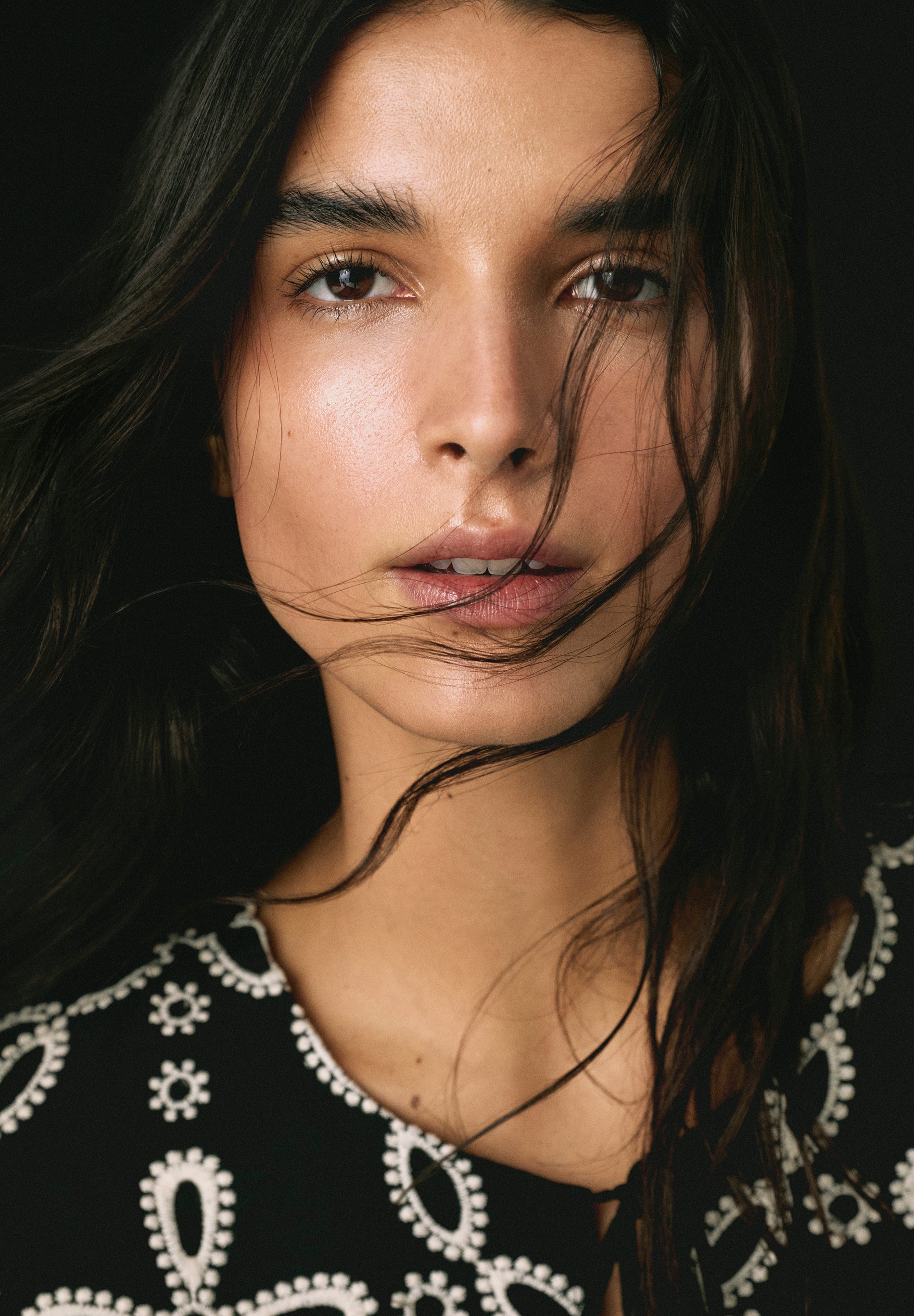 CHEMISE BRODERIES CONTRASTANTES